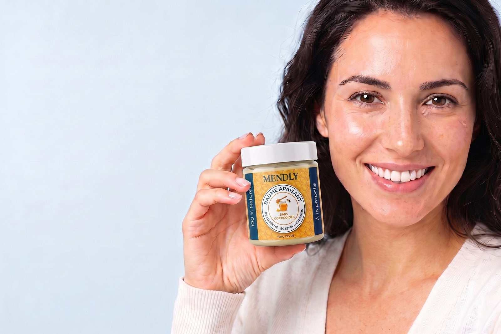 Femme souriante avec un pot de Mendly